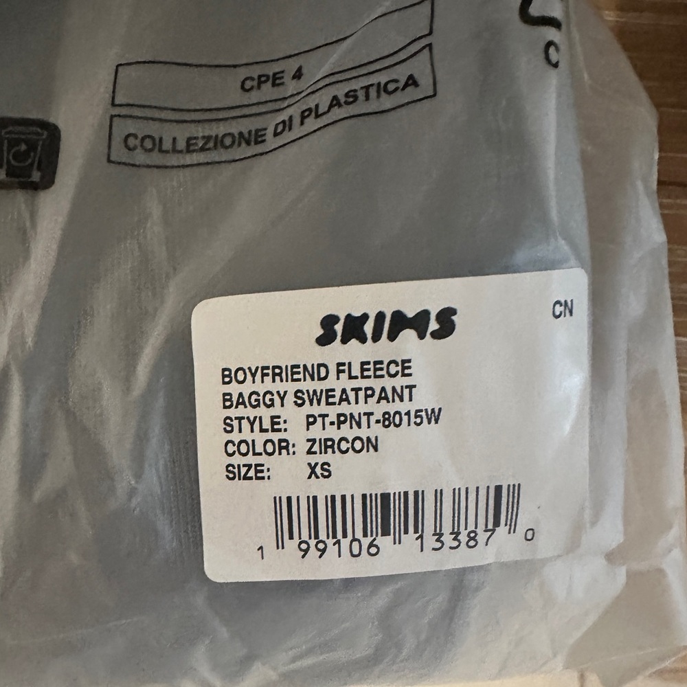 SKIMS Boyfriend Cotton Fleece Baggy Sweatpants in color Zircon NWT Sz XS - Picture 7 of 7